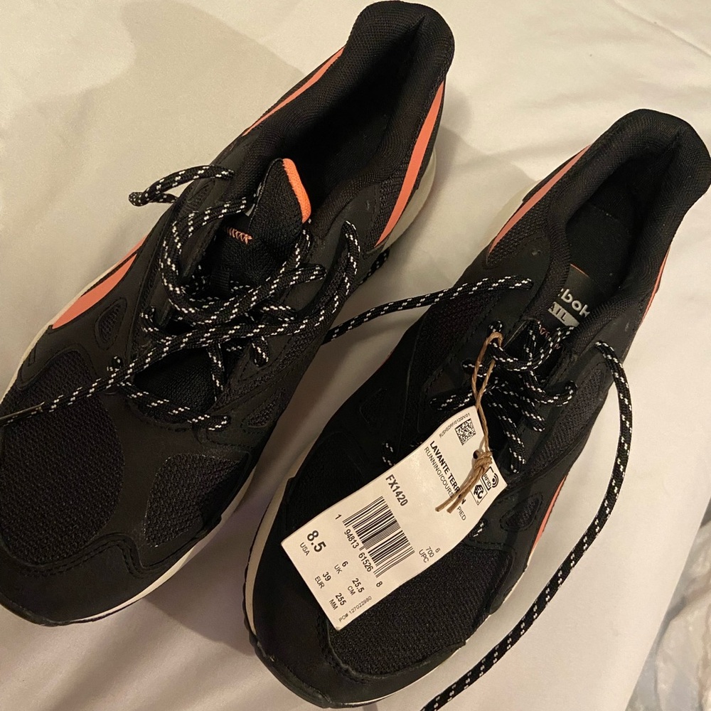 WOMANS  REEBOK RUNNING SHOE